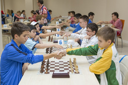 Во время детского турнира по шахматам