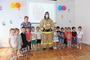 Инженер-энергетик Евгений Коржов в роли инспектора Пожаркина проводит занятие с детьми по пожарной безопасности
